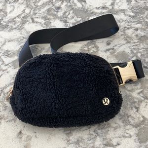 Lululemon everywhere Sherpa belt bag